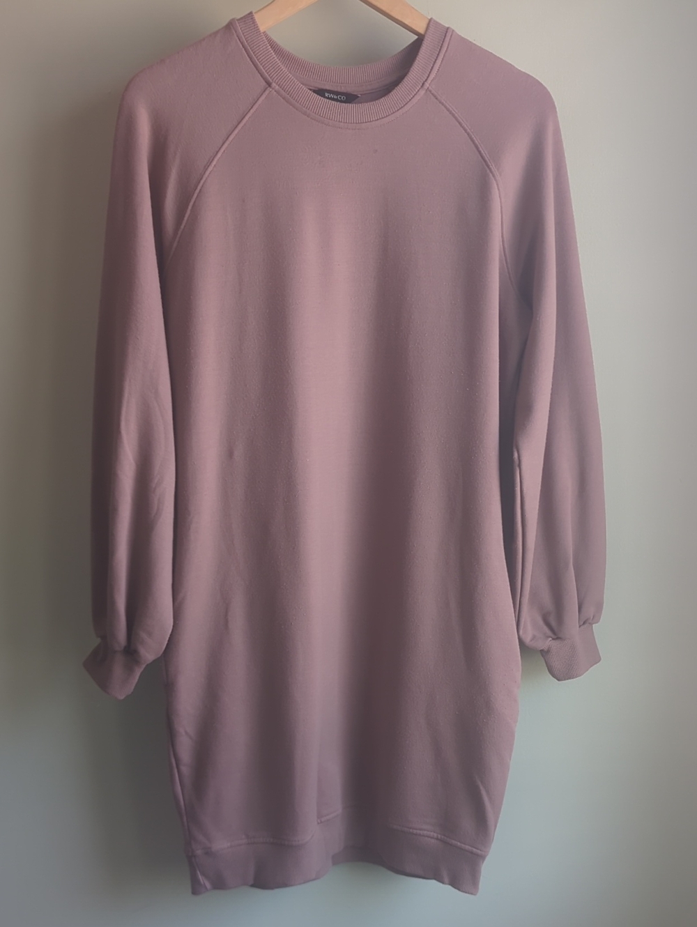 RW&CO. Dusty Mauve Crewneck Lounge Pocketed Dress. Size Medium.